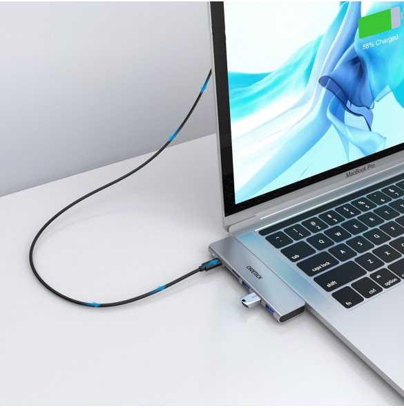 USB typ C (Thunderbolt 3) - 40 Gbps / 100W, 4K @ 60Hz