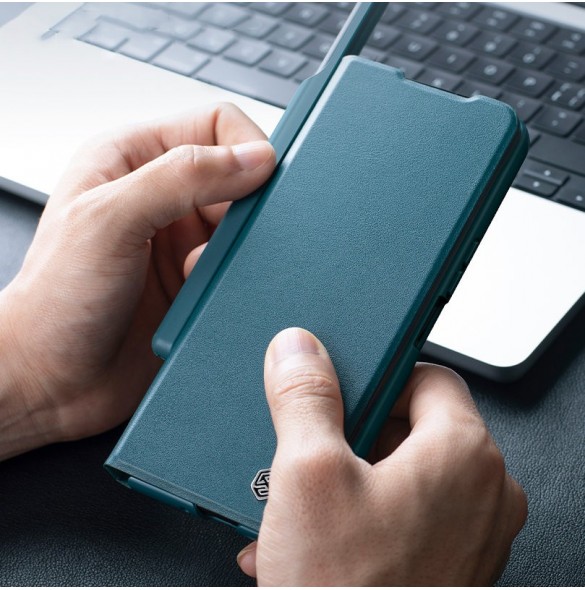 Läderfodral med flip och kameraskydd för Samsung Galaxy Z Fold 5 Nillkin Qin Leather Pro - Guld