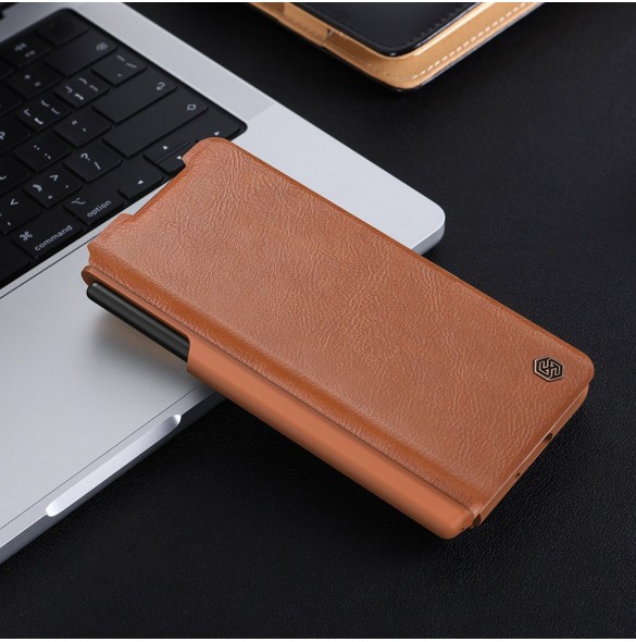 Läderfodral med flip och kameraskydd för Samsung Galaxy Z Fold 5 Nillkin Qin Leather Pro - Guld