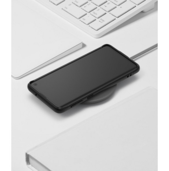 Svart och väldigt snyggt skydd till Samsung Galaxy S10.