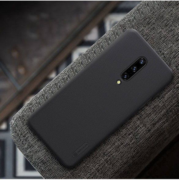 Svart och väldigt snyggt skydd för OnePlus 7 Pro.