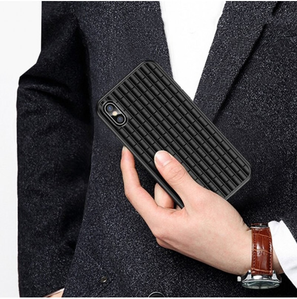 Din telefon skyddas av detta skydd från iPaky.