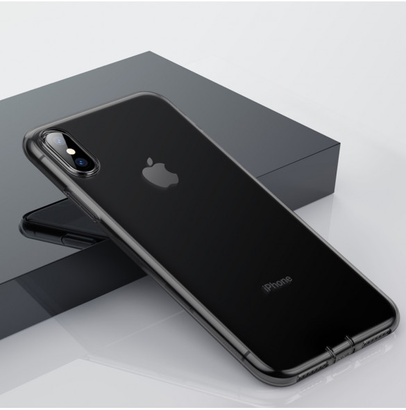 Genomskinlig svart och väldigt snygg täckning för iPhone XS Max.