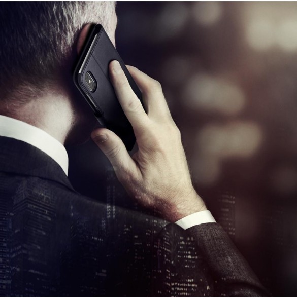 Din telefon och väldigt snyggt skydd från Spigen.