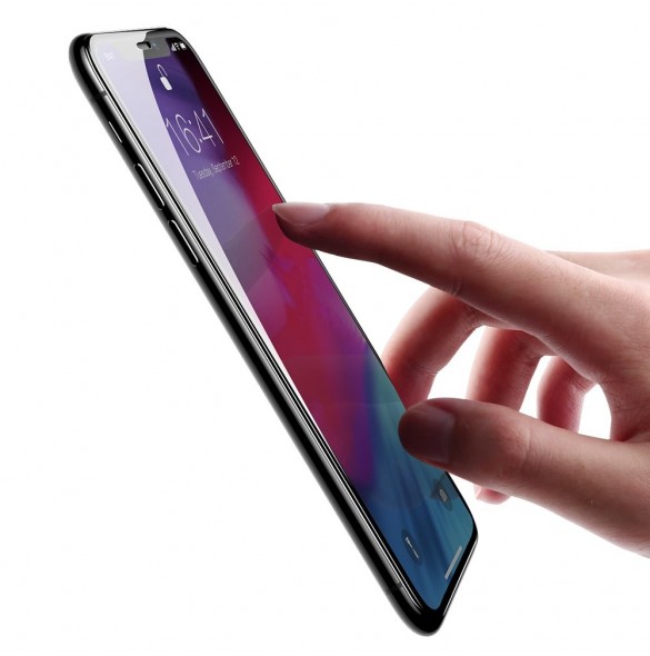 Skyddsglaset är tillräckligt tunt och kommer att hålla telefonen skärmen under hösten.