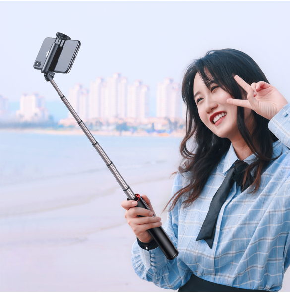 Gömd i selfie-stickhandtaget, bara tre till att byta till stativ.