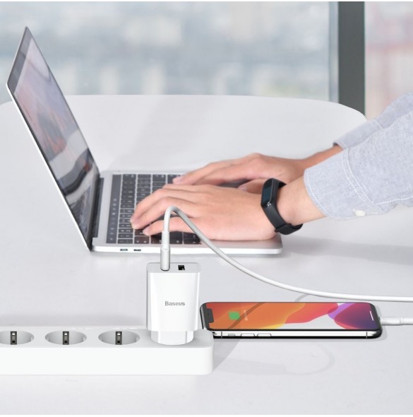 Total utgång av USB 1+ USB 2: DC 5V / 2.1A Max.