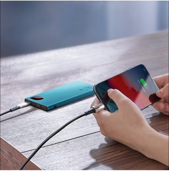 Enheten har två USB-utgångar och en typ C-utgång.