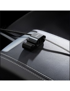 Lösningen på problemet är en USB / Lightning-kabel med ytterligare två USB-portar som enkelt når in i bilens baksäte.