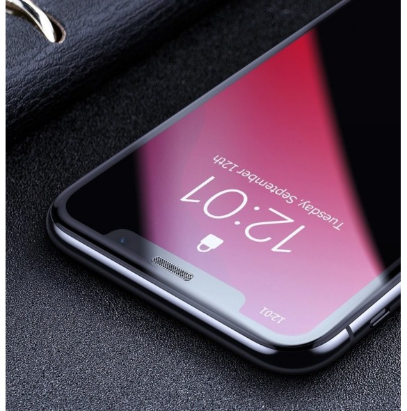 142 metallöppningar är placerade i metallramen, vilket vackert skiljer telefonens display för att skydda mot damm.