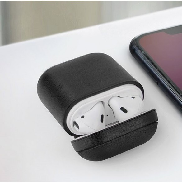 Detta fodral designat för laddningsfodralet med trådlös laddning av de ursprungliga AirPods-hörlurarna från UNIQ