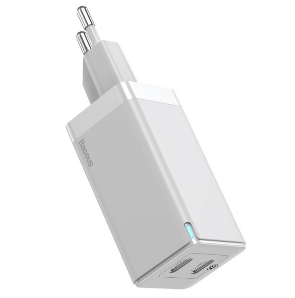 Typ-C-utgång: 3,3-11V — 3A, 5V - 3A, 9V - 3A, 12V — 3A, 15-3A, 20V — 2,25A Max.