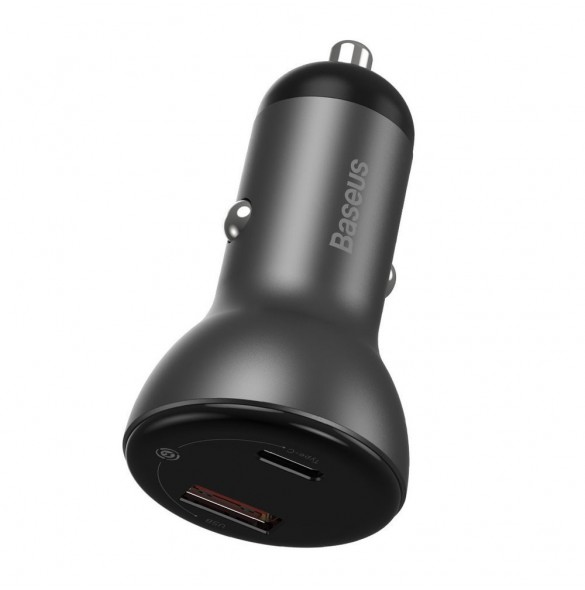 För laddning erbjuder modellen USB- och USB-C-gränssnitt som ger en effekt på 45 W och en ström på 6 A.