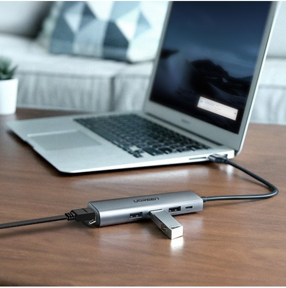 USB-hub-Ethernet-adaptern är i elegant Space Grey-färg, en perfekt matchare för din Mac.