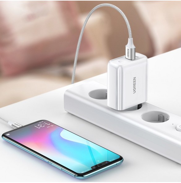 Den stöder protokollet QC 4.0, QC 3.0 och QC 2.0, möjliggör snabb laddning för kompatibla mobiler.