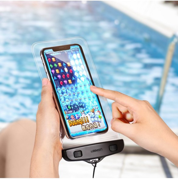 Mobiltelefoner med tjockt skyddsfodral som otterbox kanske inte passar i denna torra väska.