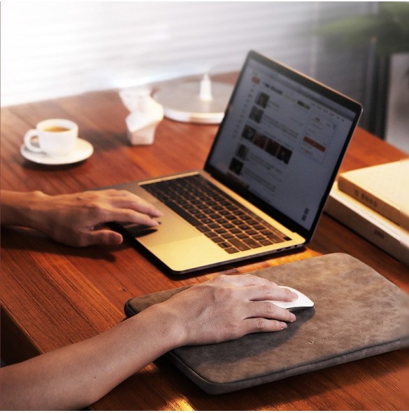 Istället för traditionell dragkedja är detta tablettfodral utformat med stark magnetisk öppning.