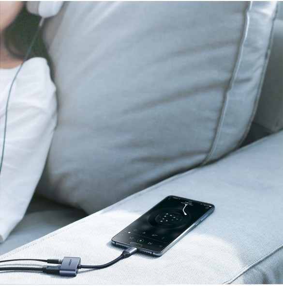 USB C-laddningsporten låter dig ladda telefonen medan du spelar.