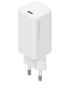 Måtten på denna 65W-laddare är endast 3,1 x 3,1 x 5,6 cm, medan en liknande kraftfull Apple 61W-adapter behövs.