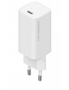 Måtten på denna 65W-laddare är endast 3,1 x 3,1 x 5,6 cm, medan en liknande kraftfull Apple 61W-adapter behövs.