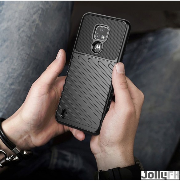 Svart och väldigt snyggt skal Motorola Moto E7.