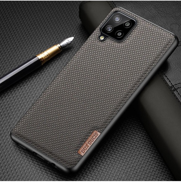Med detta skal kommer du att vara lugn för Samsung Galaxy A12 och väldigt snyggt skydd från Dux Ducis.