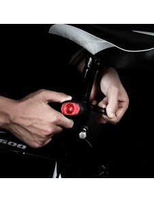 Ljuset är utrustat med ett stretchigt band som möjliggör snabb och enkel anpassning av produkten till specifik cykel.